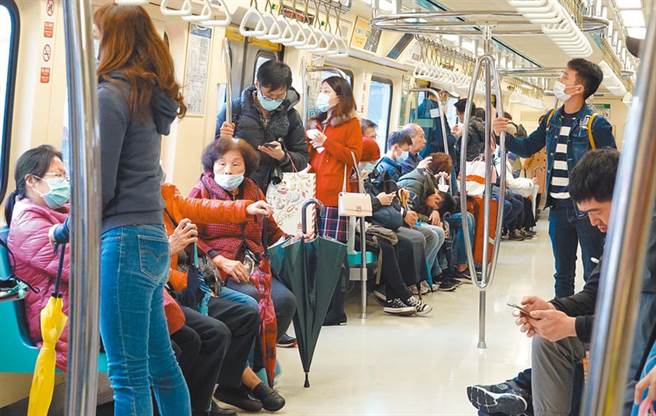 捷運乘客戴口罩防疫(示意圖非當事人/中時資料庫)