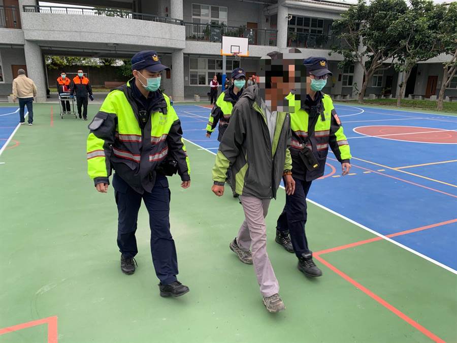 警方將男子送返家。（翻攝照片／楊漢聲台東傳真）