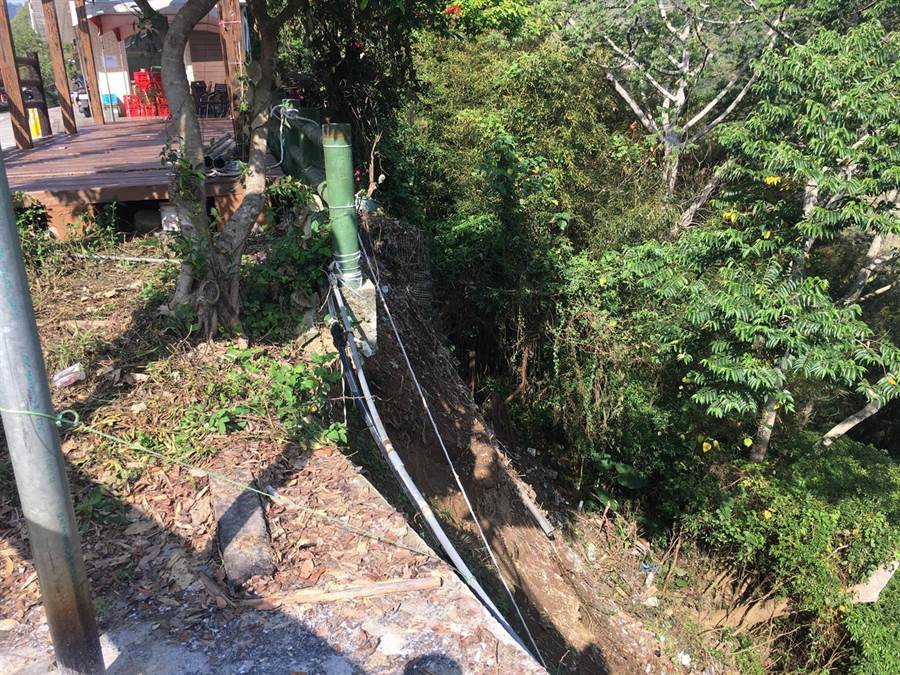 苗62線錦水村通往泰安溫泉區，左側道路邊坡下陷，施工廠商2月中旬進場修復。（巫靜婷攝）
