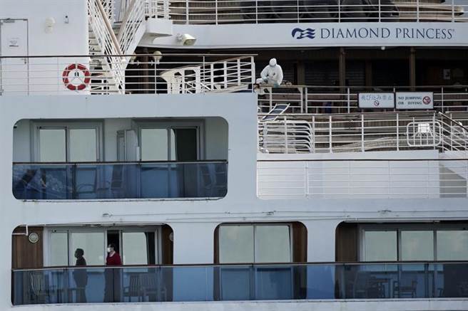 一名乘客2月19日从「钻石公主」号邮轮上的阳台朝外望。（美联社）