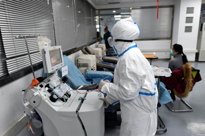 大陆国家卫健委最新版《新型冠状病毒肺炎诊疗方案（试行第6版）》除增加2种抗病毒新药试用之外，还增列了康復者血浆疗法与中医药治疗项目。图为浙江全面启动新冠肺炎康復者捐献血浆工作后，捐献者在杭州血液中心献血。（图／新华社）