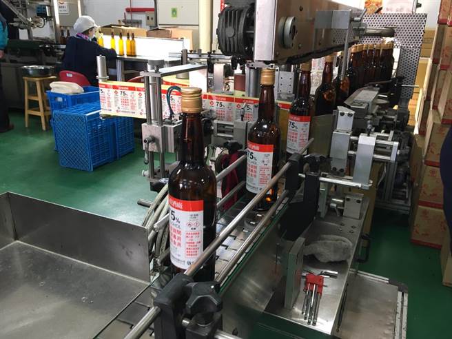 馬祖酒廠為協助馬祖疫情指揮中心做好防疫準備工作，首度投入「防疫用酒精」生產行列致贈給馬祖疫情指揮中心。（馬祖酒廠提供）