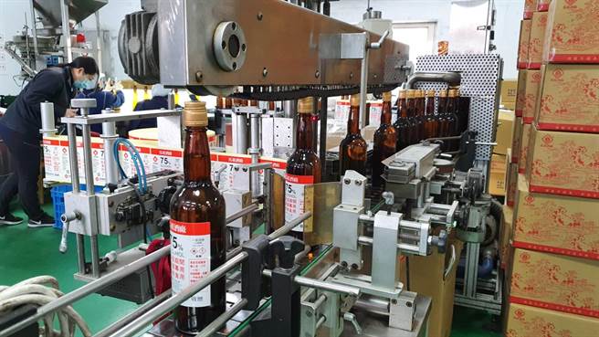 馬祖酒廠為協助馬祖疫情指揮中心做好防疫準備工作，首度投入「防疫用酒精」生產行列致贈給馬祖疫情指揮中心。（馬祖酒廠提供）