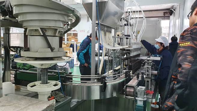 馬祖酒廠為協助馬祖疫情指揮中心做好防疫準備工作，首度投入「防疫用酒精」生產行列致贈給馬祖疫情指揮中心。（馬祖酒廠提供）