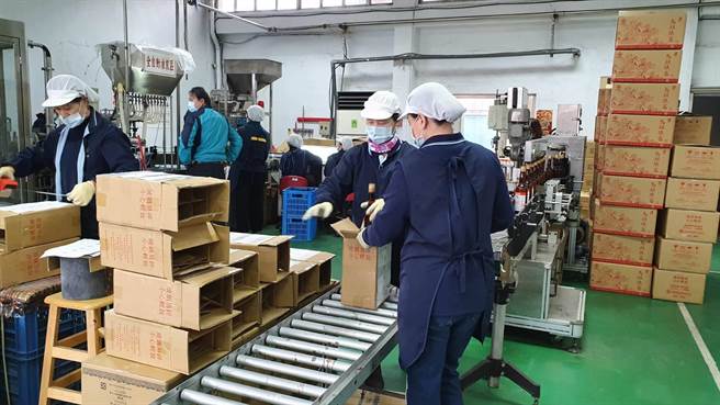 馬祖酒廠為協助馬祖疫情指揮中心做好防疫準備工作，首度投入「防疫用酒精」生產行列致贈給馬祖疫情指揮中心。（馬祖酒廠提供）