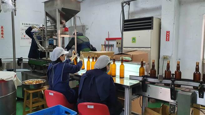 馬祖酒廠為協助馬祖疫情指揮中心做好防疫準備工作，首度投入「防疫用酒精」生產行列致贈給馬祖疫情指揮中心。（馬祖酒廠提供）