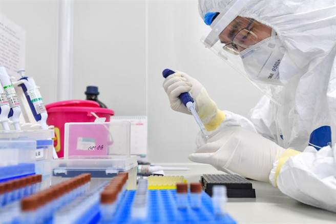 新增病例与疫苗、治疗药物等多方面进展都出现好消息，只要防控措施能谁实执行，疫情防控前景依然乐观。图为广东实验室针对防疫进行快速试剂技术攻关。（图／新华社）