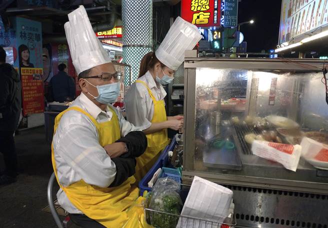 美国疾病管制与预防中心（CDC）认为，台湾新冠肺炎疫情显然有社区传播的迹象，图为台北夜市小贩等待顾客上门的画面。（美联社）