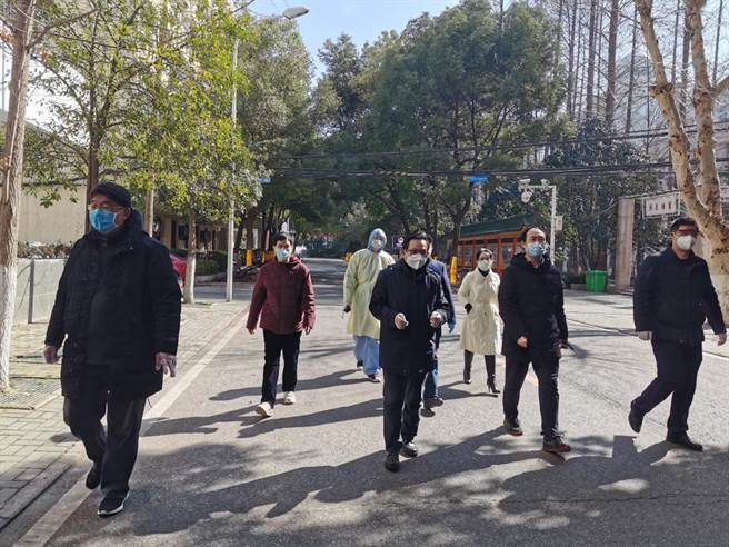 华中科大是大陆华中地区的科技重镇，目前大量收治新冠肺炎的同济医院与协和医院都是该校附属医院。图为华中科大校内领导带队上一线到医学院拉网大排查。（图／华中科大）