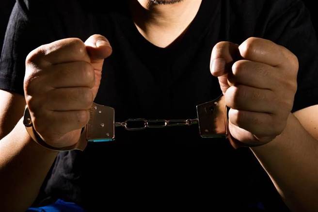 竊賊不想被關6個月，戴銬朝總統赴府狂奔 跑不到100公尺被逮，今再被起訴脫逃罪。（示意圖非本新聞/達志影像/shutterstock提供）