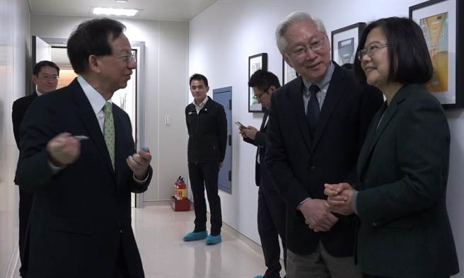 高端疫苗總經理陳燦堅（左）向蔡英文總統（右），介紹公司設備。（高端疫苗提供／莊旻靜新竹傳真）