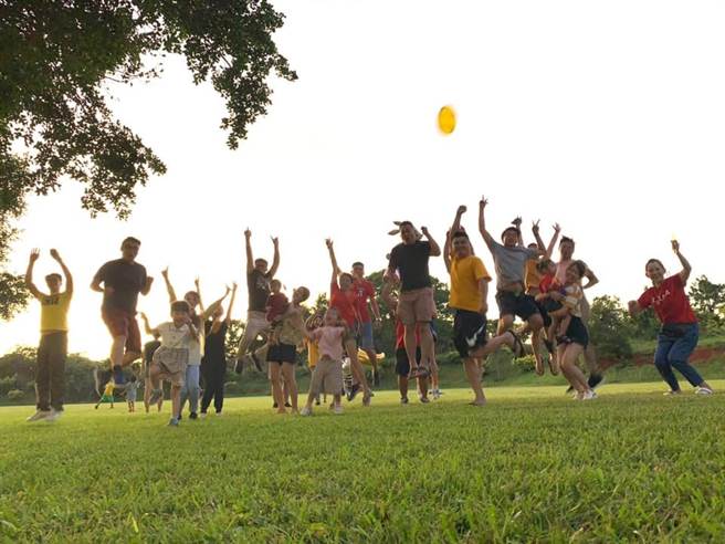 永慶不動產南崁特力光明加盟店一群平均年齡未達35歲年輕人在10個月內創下5800萬的業績。圖片提供：永慶不動產