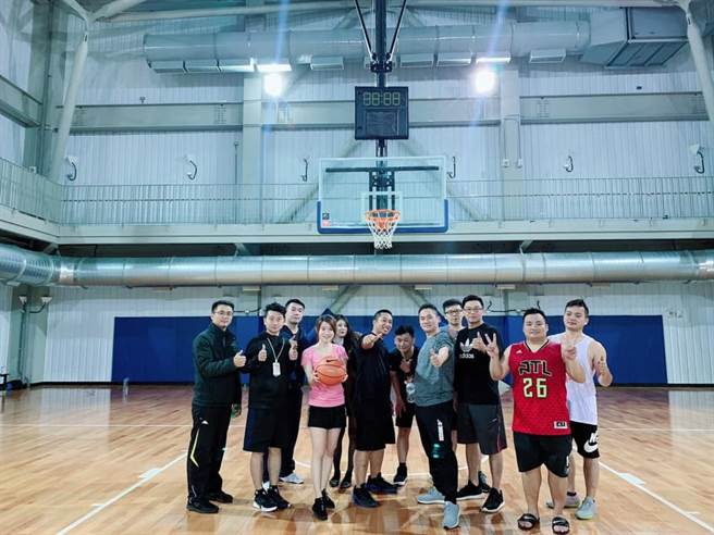 重視賺錢與快樂、健康同等重要的	永慶不動產南崁特力光明加盟店除了認真工作外，每週會提早一天下班去打球、每個月更會舉辦兩天一夜的輕旅行。