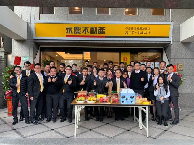 在今年2月趁勢再開出第二家永慶不動產中正藝文總圖加盟店，業務人數也增加到50位，林碩茂預計在今年第三季會再展出第三店