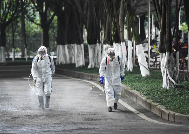 為防控疫情而大量噴灑消毒水卻反而造成生態災難。圖為重慶市工廠在廠區大量噴灑消毒水。（圖／新華社）