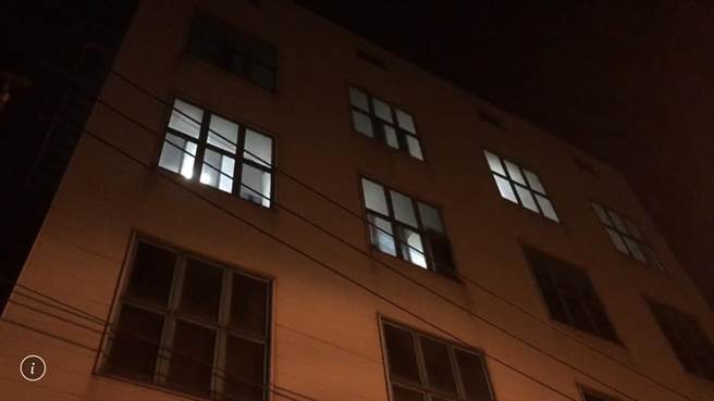 該工廠20日深夜還有員工進出，廠內還有燈火。（馮惠宜攝）