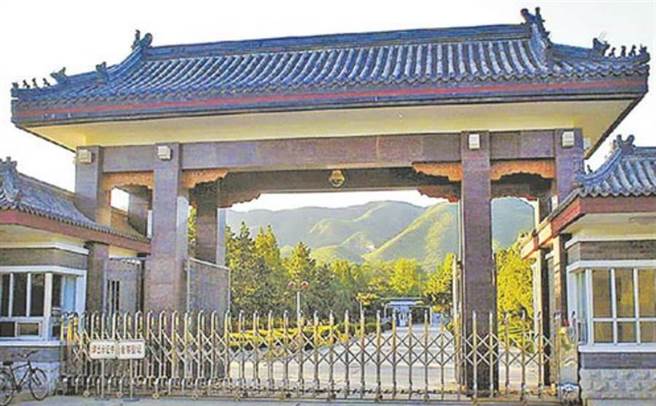 图为大陆某监狱正门口，示意图。(图/搜秘网)