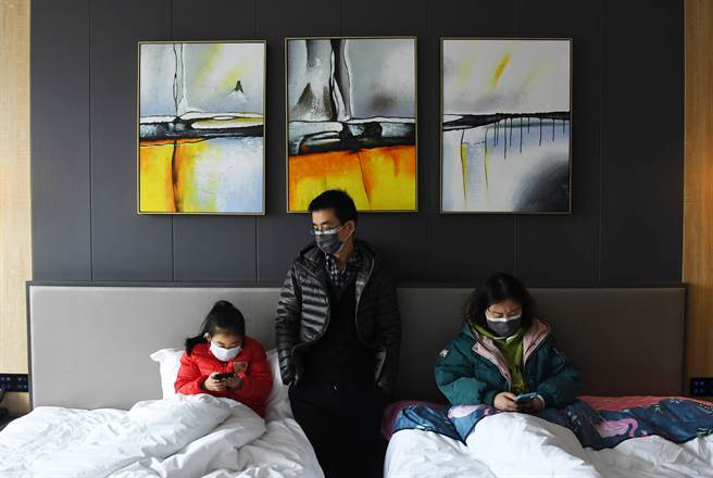 疫情扩散期间，关在家里的大陆民眾最重要的是手机，这段期间的App下载量暴增，其中以教育类与游戏类最夯。图为大陆民眾一家接受隔离观察时大人小孩都玩手机打发时间。（图／中新社）