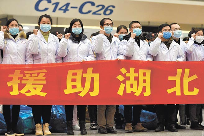 2月7日在南昌昌北机场，江西省支援湖北医疗队成员在出发前宣誓。（新华社）