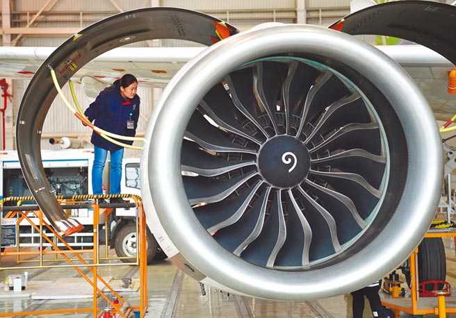 美国急转弯，将批准奇异电气为大陆国产C919供应发动机；图为2019年1月30日，大陆飞行试验研究院C919试飞团队发动机主管杜毅洁在查看C919客机101架机的发动机检修情况。（新华社）