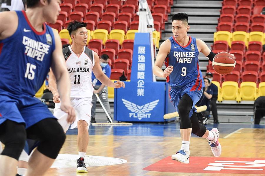 中華男籃主控陳盈駿運球突破前進，且找尋合適傳球對象。(黃及人攝)
