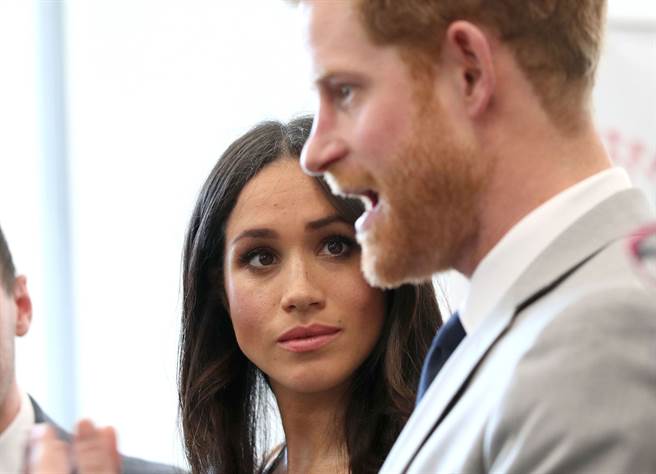 梅根与哈利王子被迫放弃「萨塞克斯皇家」（Sussex Royal）品牌后，发表声明称女王并不拥有「皇家」一词，图为两人的资料照。（达志图库/TGP）