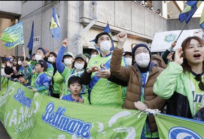 日本雖然疫情嚴重，但朝野並未高度警戒。昨天日本足球J1聯賽還湧入15000名球迷到場觀賽，球場建議球迷戴口罩，並入口為球迷人上噴灑酒精。（圖／網路）