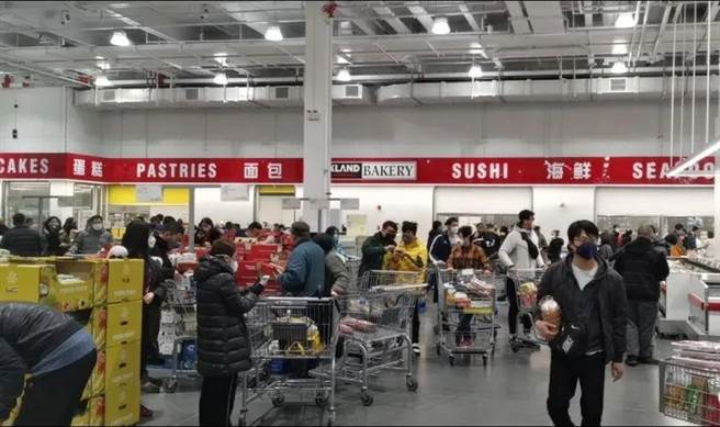 上海Costco開市客停業十多天後恢復營業，湧入大量市民購物，由於人潮過於擁擠遭到當地政府警告，並聯合多部門上門檢查。（圖／網路）