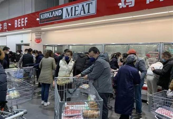 上海Costco恢復營業首日出現大批人潮，顧客都戴著口罩。（圖／網路) 