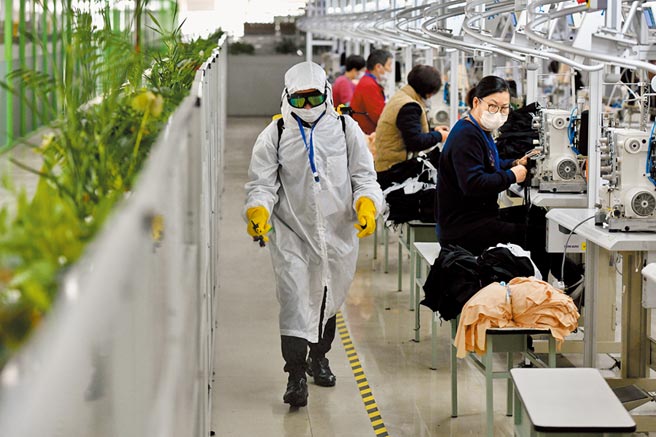 陆媒21日报导，成都一名新冠肺炎治癒者出院10天后复检再次呈现阳性的消息。专家研判，最大可能就是检测标本的差异，或病毒持续、少量的存留，所导致的一种延续状态。（新华社）