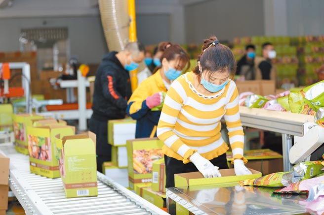 2月21日，廣西柳州螺螄粉產業園一家螺螄粉生產企業內，工人正在包裝螺螄粉。（中新社）