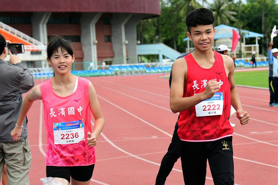 長濱國中楊天福（右）、莊毓晨（左）在5000公尺競走男子組、女子組雙破大會紀錄。（莊哲權攝）