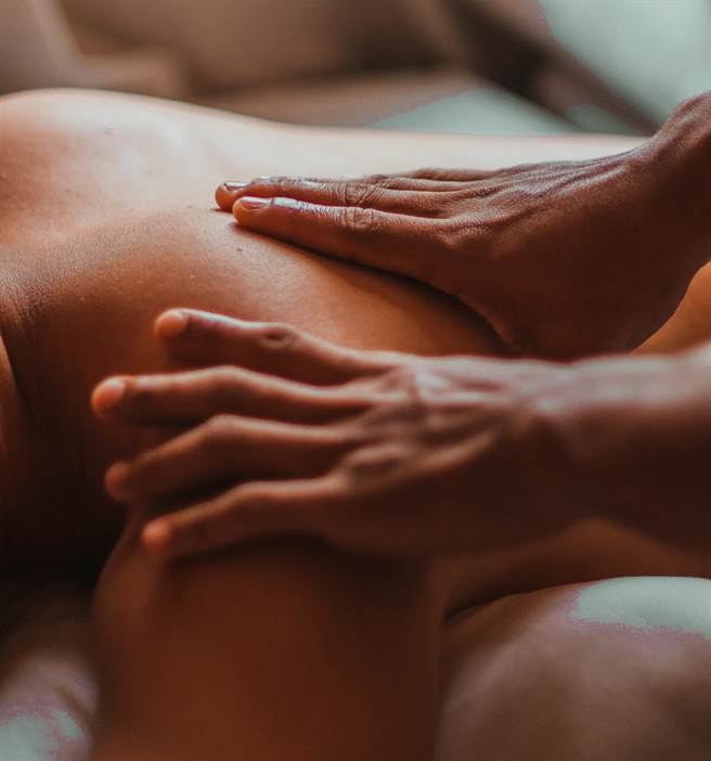 李姓中校假冒警察到按摩店，恐嚇按摩女性侵得逞，遭記3大過撤職。(情境圖，翻攝Pxexls免費圖庫)