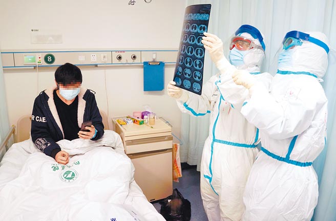 武漢同濟醫院中法新城院區新冠肺炎重症病區，醫護人員觀看患者的CT片。 （新華社資料照片）