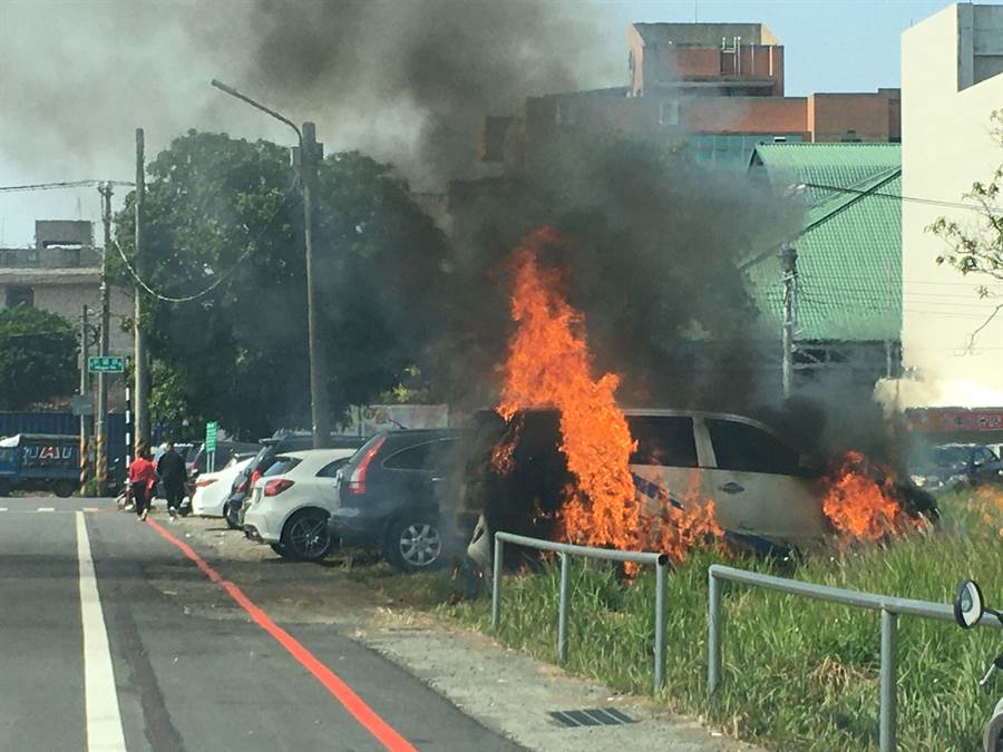 嘉義市舊燈會區空地火燒車，爆炸聲連續響。（廖素慧攝）