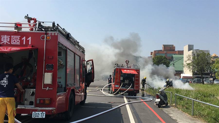 嘉義市舊燈會區空地火燒車，恐波及其他車輛，消防人員搶救。（廖素慧攝）