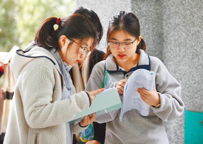 图为大学学测第2天，考生在考场走廊上等候并加紧复习。（图／本报资料照片、姚志平摄）