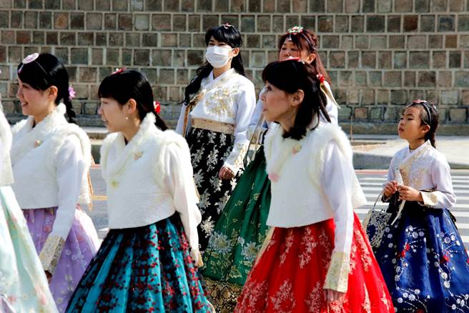 新冠肺炎疫情席捲韓國，韓國今（25）日再新增60病例，累計境內確診數上升至893例，目前韓國境內已有約6成病例和大邱新天地教會相關。（圖／路透社）