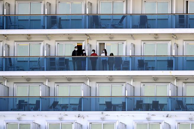 乘客2月21日站在「钻石公主」号邮轮阳台的资料照。（美联社）