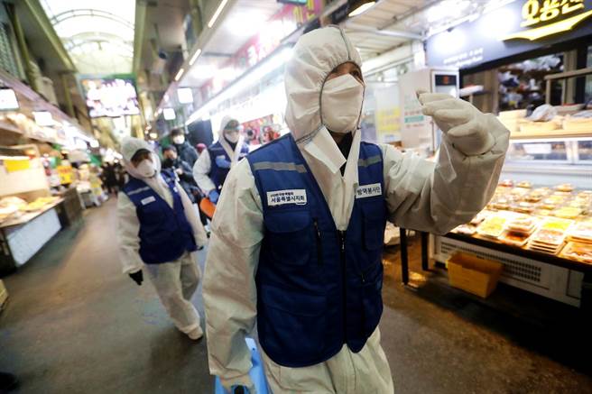 韓國新冠肺炎疫情大爆發，當局對首爾的市場進行消毒，不過德國權威病毒學者德羅斯登認為，即便用罄現有所有資源，恐怕也難以避免疫情全球大流行。（圖／美聯社）