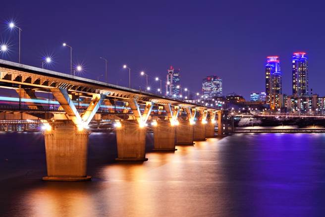 韩媒报导，一名韩国公务员25日跳汉江轻生，据了解，男子是韩国法务部职员，生前曾参与新冠肺炎防控工作，警方正在调查背后原因。（图／shutterstock）