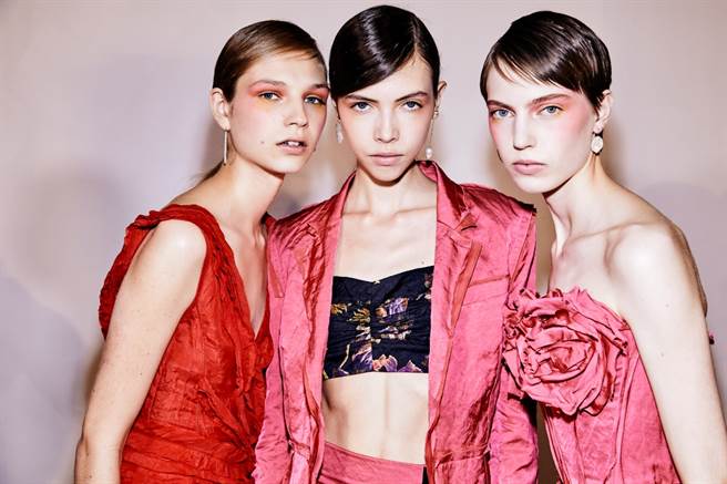 纽约时装周MODEL画上粉嫩色系的水彩晕染妆。（图／品牌提供）