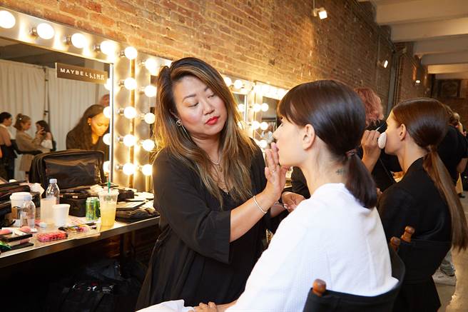 媚比琳是纽约时装周官方唯一指定彩妆品牌。（图／品牌提供）
