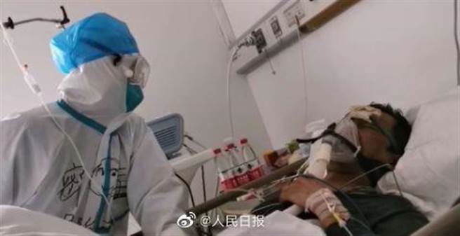 武漢市民肖賢友因感染新冠肺炎不幸離世，臨終前寫下兩行共11字的遺言。「我的遺體捐國家。我老婆呢？」字字錐心，聲聲淚目。但媒體報導卻只剩前面7字，引發網上狠批媒體只會附和官方立場。圖為肖賢友臨終前最後影像。（圖／人民日報）
