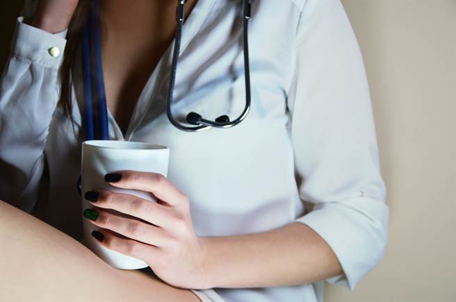 男討原味罩 正妹護理師霸氣回嗆(示意圖／達志影像)