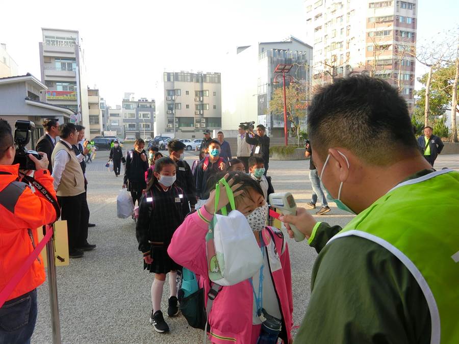 开学防疫大作战学生有 罩 而来警方出动护童 生活 中时