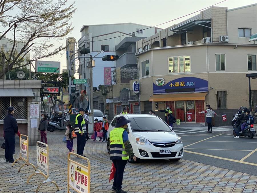 开学防疫大作战学生有 罩 而来警方出动护童 生活 中时