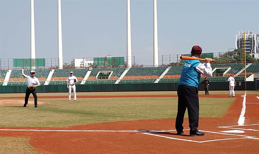韓國職棒KIWOOM英雄隊與中華職棒球中信兄弟隊在高雄澄清湖棒球場進行交流賽，高雄市長韓國瑜（左）前往開球。（林雅惠攝）