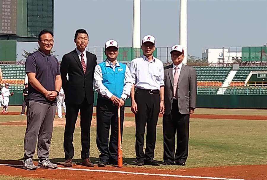 韓國職棒KIWOOM英雄隊與中華職棒球中信兄弟隊在高雄澄清湖棒球場進行交流賽，高雄市長韓國瑜（右二）前往開球。（林雅惠攝）