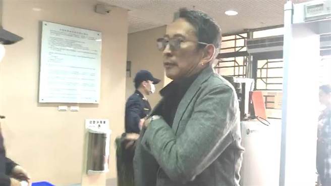 鈕承澤涉性侵案今開庭，他抵達時並未受訪，僅微笑點頭致意。(黃捷攝)